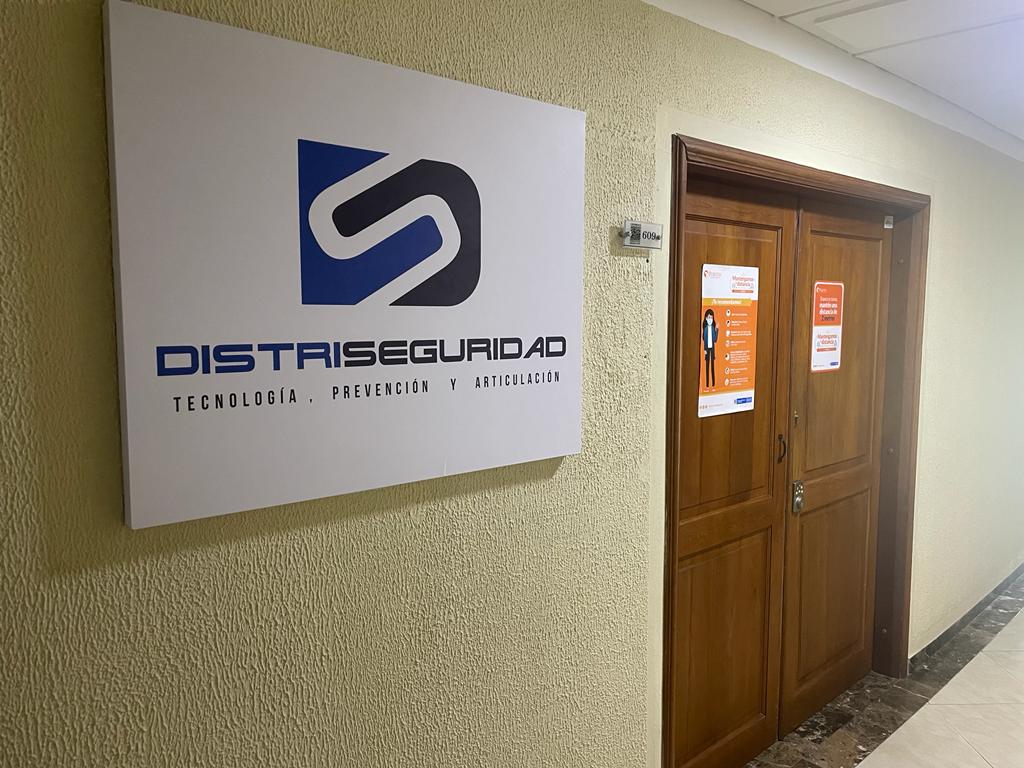 Foto de la entrada principal de Distriseguridad Cartagena, en el Piso 6 del Edificio Inteligente