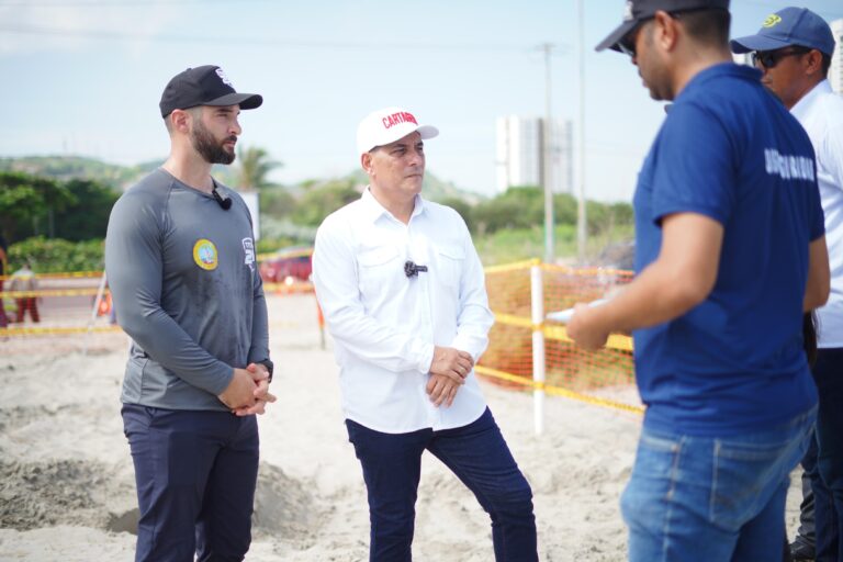 Alcalde Dumek Turbay acompaña inicio de construcción de garitas, en playas de Cartagena, junto con Distriseguridad